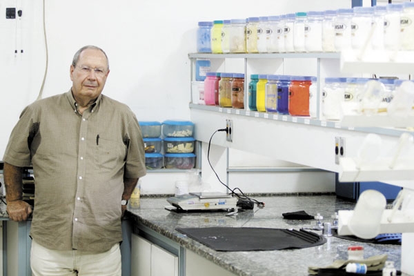 Recebo interessante material alusivo aos 50 anos de fundação da MSM (famosa fabricante de solados), presidida por Wagner Sábio de Mello (foto). Tudo acompanhado de um rolo massageador para a principal sola de nossa vida: a dos nossos pés. Valeu.